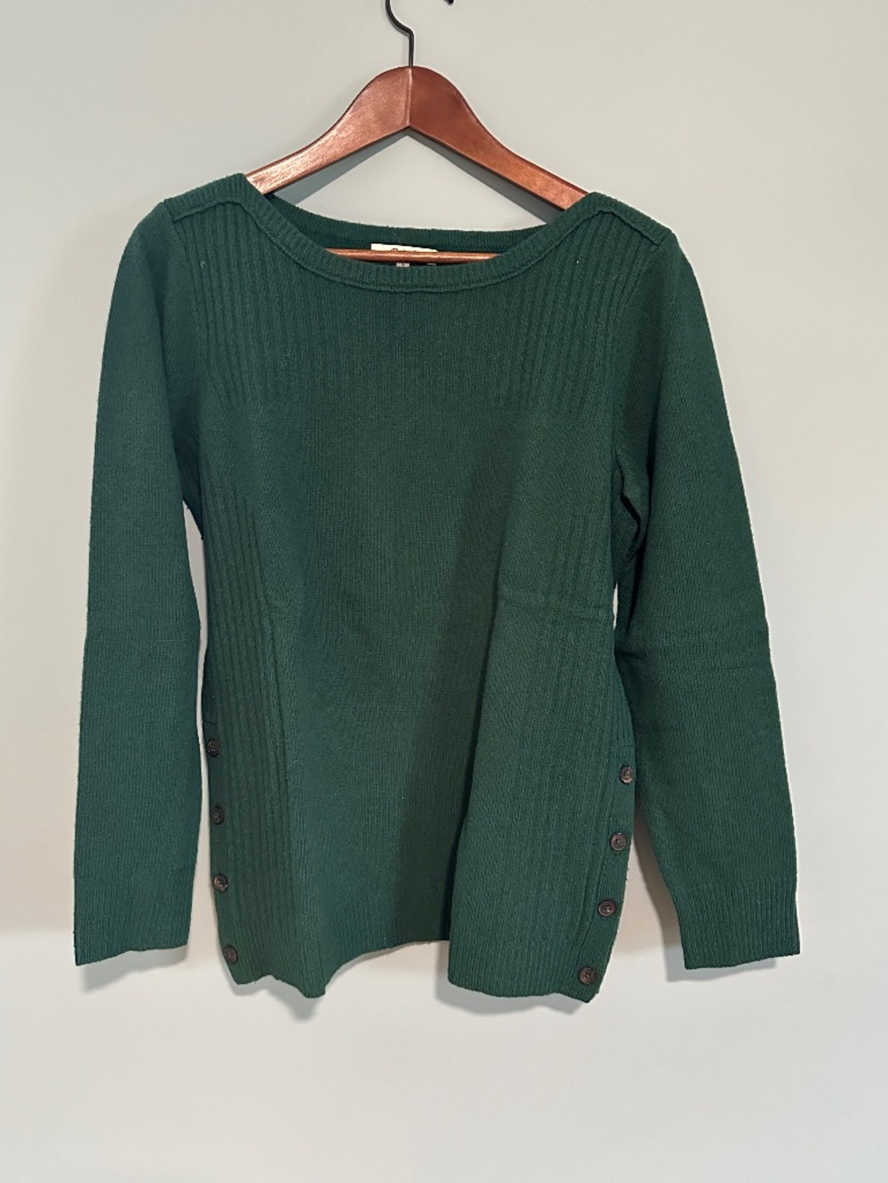 Madewell Crewneck Sweater w/ribbed detail and button detail. Dark green, large